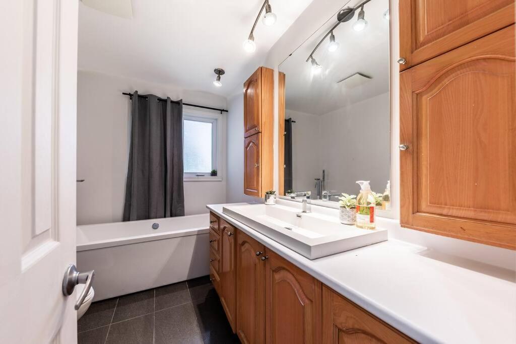 Spacious 4Br House Close To Dt Lejlighed Brossard Eksteriør billede